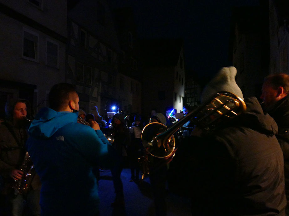 Sankt Martin Laternenumzug durch die Stadt (Foto: Karl-Franz Thiede)